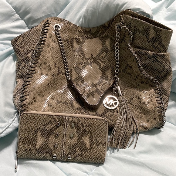 Michael Kors Handbags - Gorgeous GLAMOROUS MK bag, almost new